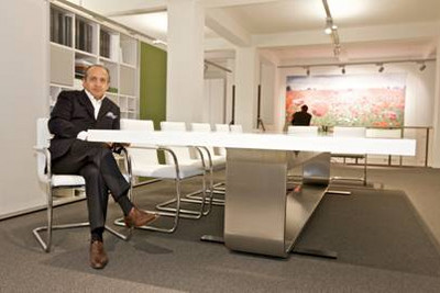 pro office Bremen präsentiert die neue Thonet-Konferenztischanlage 'S 8000' des Star-Architekten Hadi Teherani