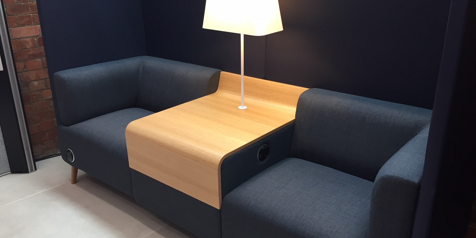 Sofa mit integriertem Tisch Bild 7