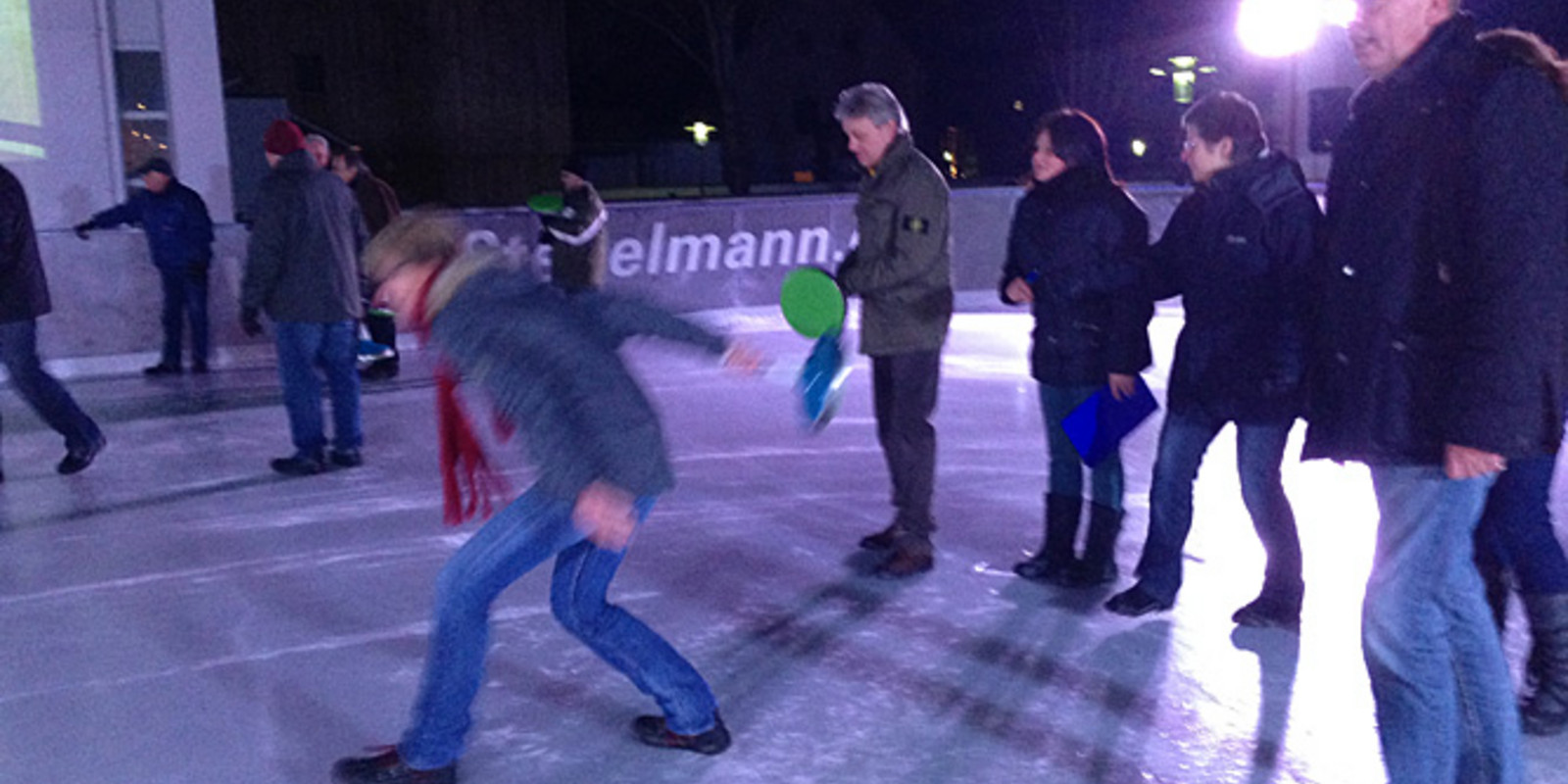 Team-Abend beim Eisstockschießen von pro office Bielefeld und Lemgo Bild 2