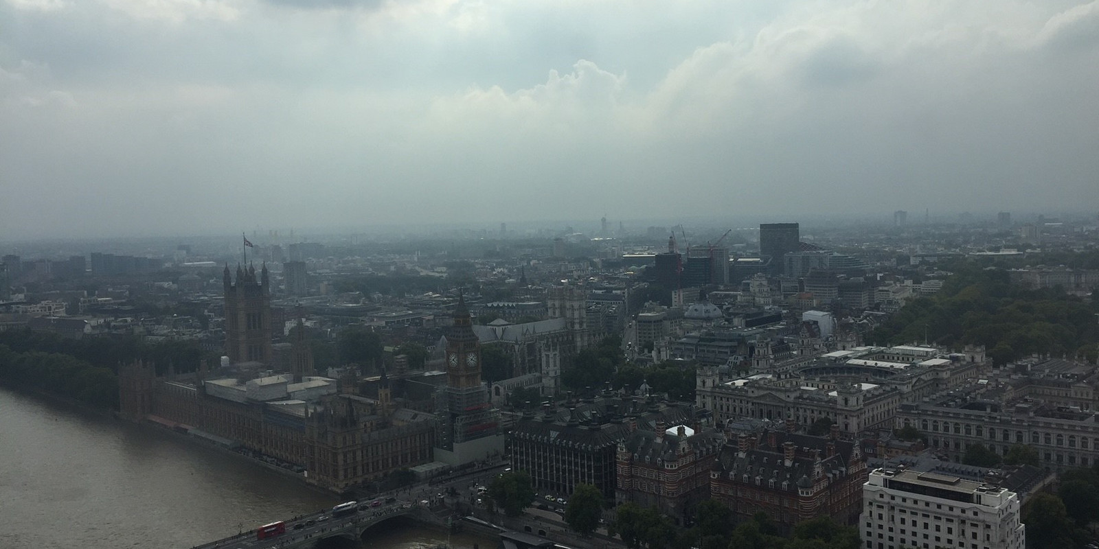 Bewölkter Himmel über London Bild 11
