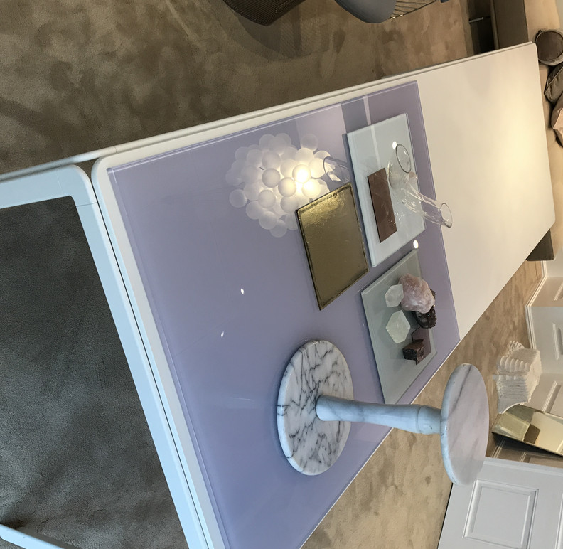 weißer Tisch mit Dekoration aus Marmor Bild 27
