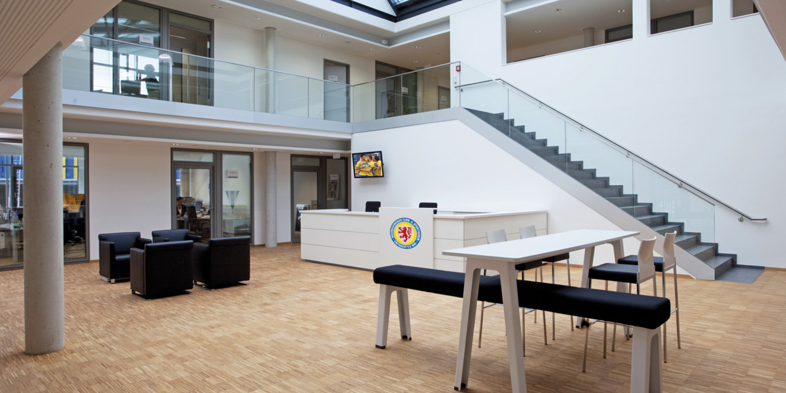 Eintracht Braunschweig von pro office Büro + Wohnkultur eingerichtet Bild 2