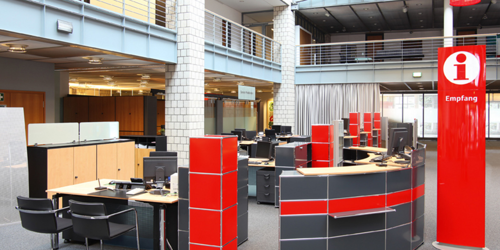 Kundenhalle der Sparkasse Paderborn-Detmold von pro office Lemgo eingerichtet Bild 2