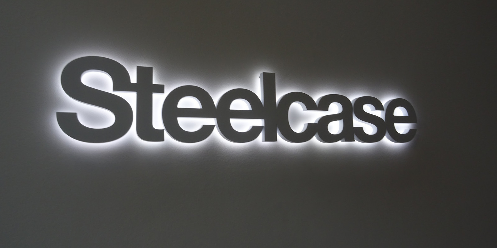 Steelcase Logo beleuchtet Bild 2