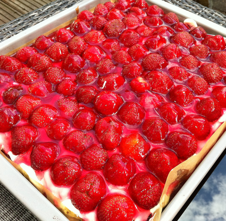 Erdbeer-Blechkuchen für alle Liebhaber der roten Früchte Bild 2
