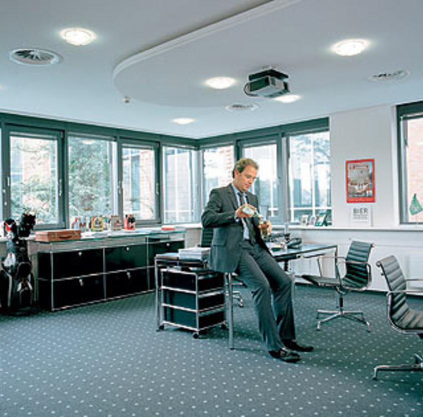 Jörg Croseck - Deutschland-Chef der Carlsberg-Gruppe - nennt die Besprechungsecke in seinem Büro „Stammtisch“! Bild 3